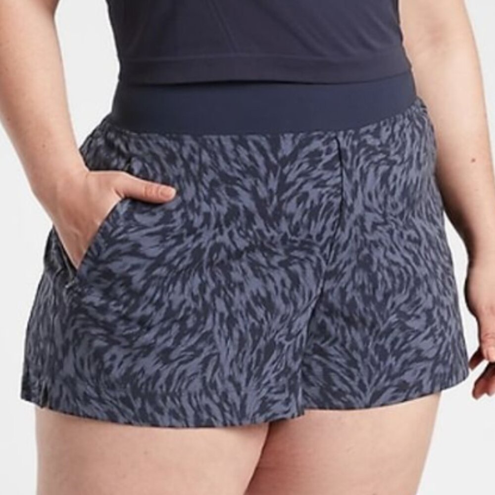 ATHLETA Trekkie North Shorts Size 24 Plus Printed Blue Navy Camo 3X NEW $69 msrp